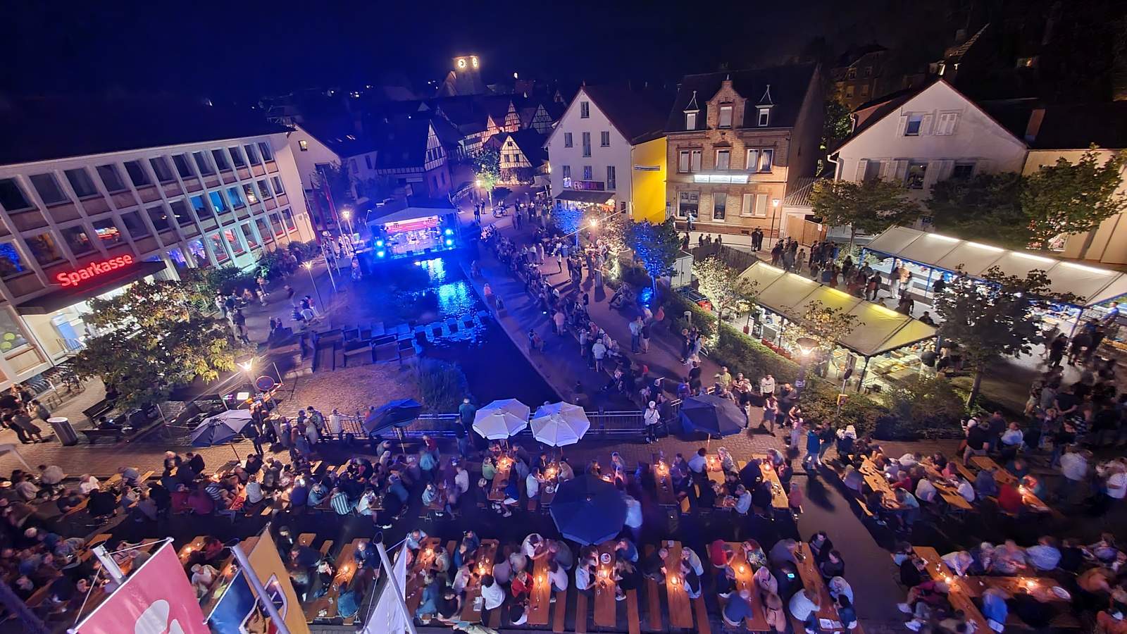 Das stimmungsvolle Festgelände vor dem Rathaus der Verbandsgemeinde. Foto. VG. Annweiler. Frei.