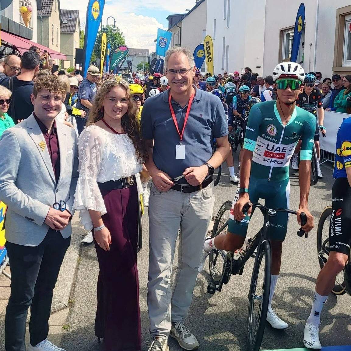 In Herxheim am Samstag, kurz vor Start der dritten Etappe der Deutschland-Tour. SÜW-Weinhoheiten Johannes Keller (links) und Klaudia Göpel mit Landrat Dietmar Seefeldt und dem späteren Tour-Gewinner Isaac Del Toro aus Mexiko. Foto. Seefeldt. Pressefrei.