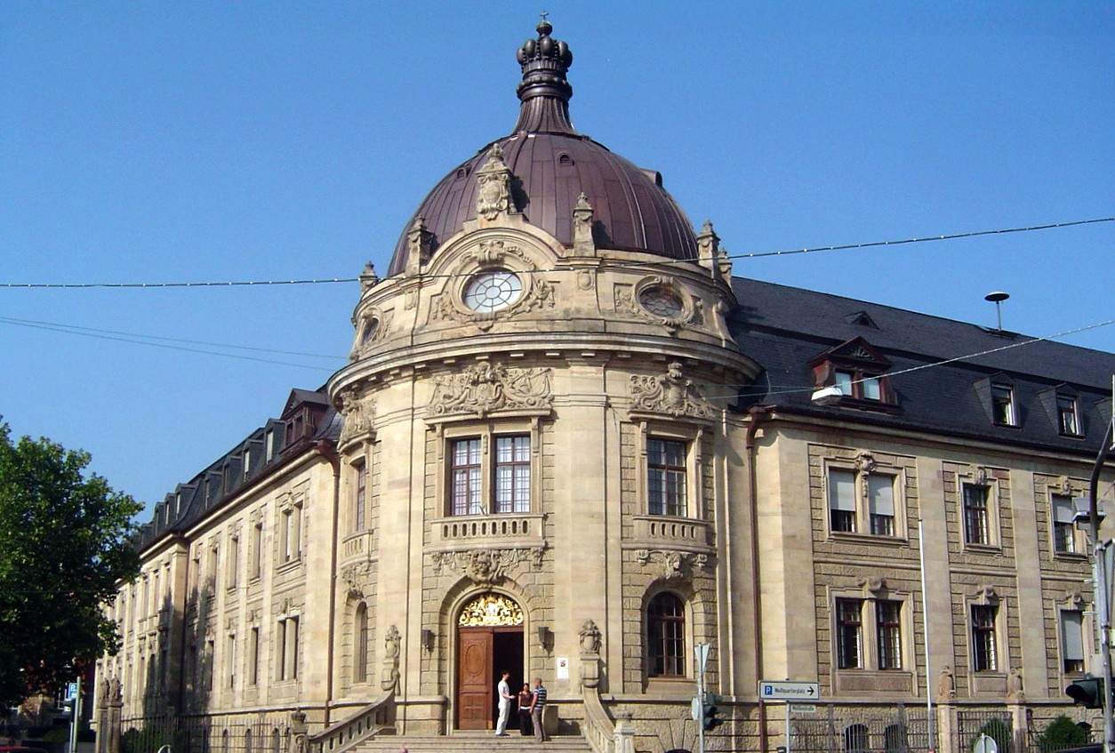Der Westring in LD wird umgestaltet. Das Land fördert das Vorhaben mit 400.000 Euro. Hier das wohl markanteste Gebäude in der Straße. Das Gerichtsgebäude. Foto. rw. 