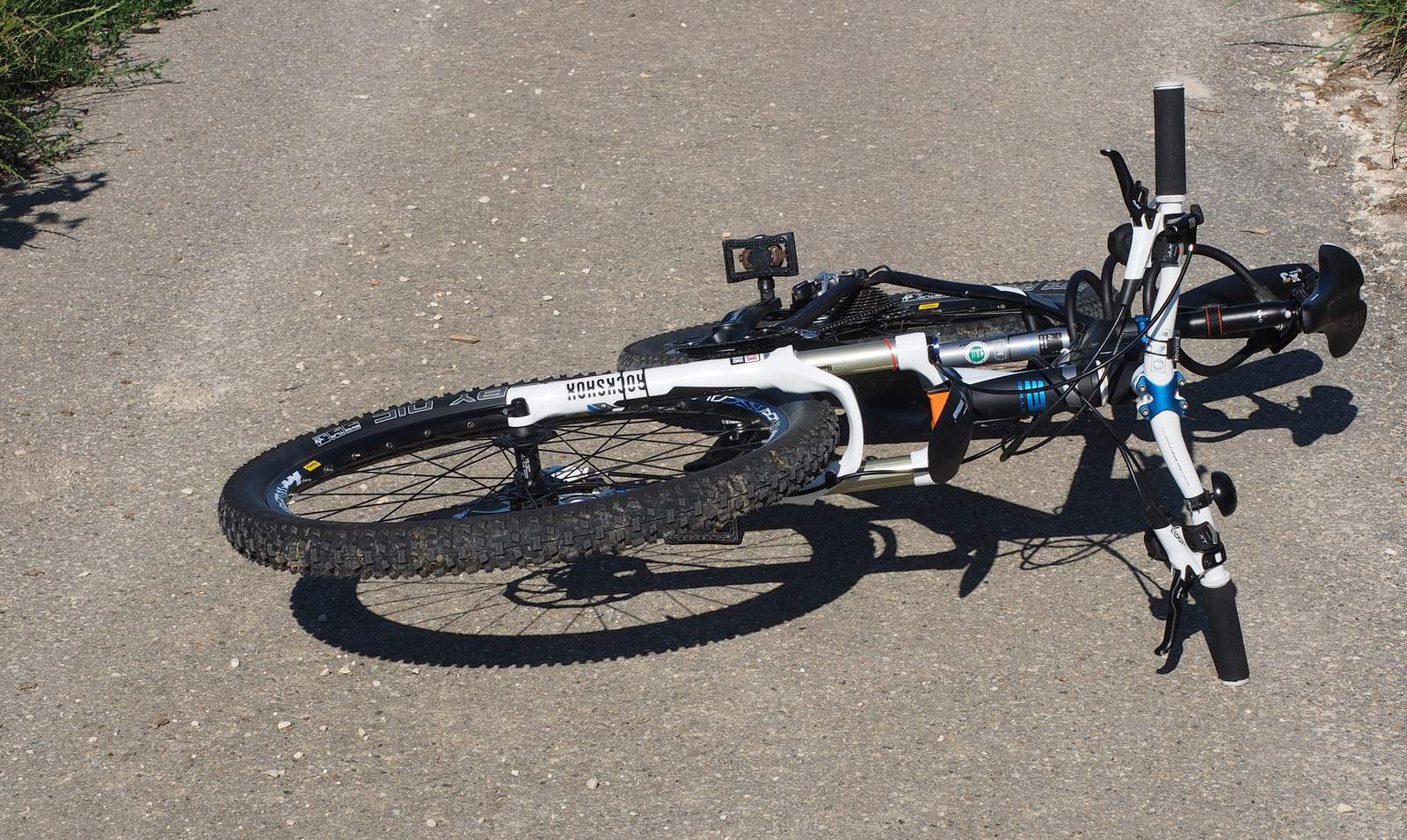 Ein Elfjähriger wurde von an einem anderen Radfahrer angefahren und stürzte. Der Verursacher flüchtete. Passiert am Dienstag in Rülzheim. 