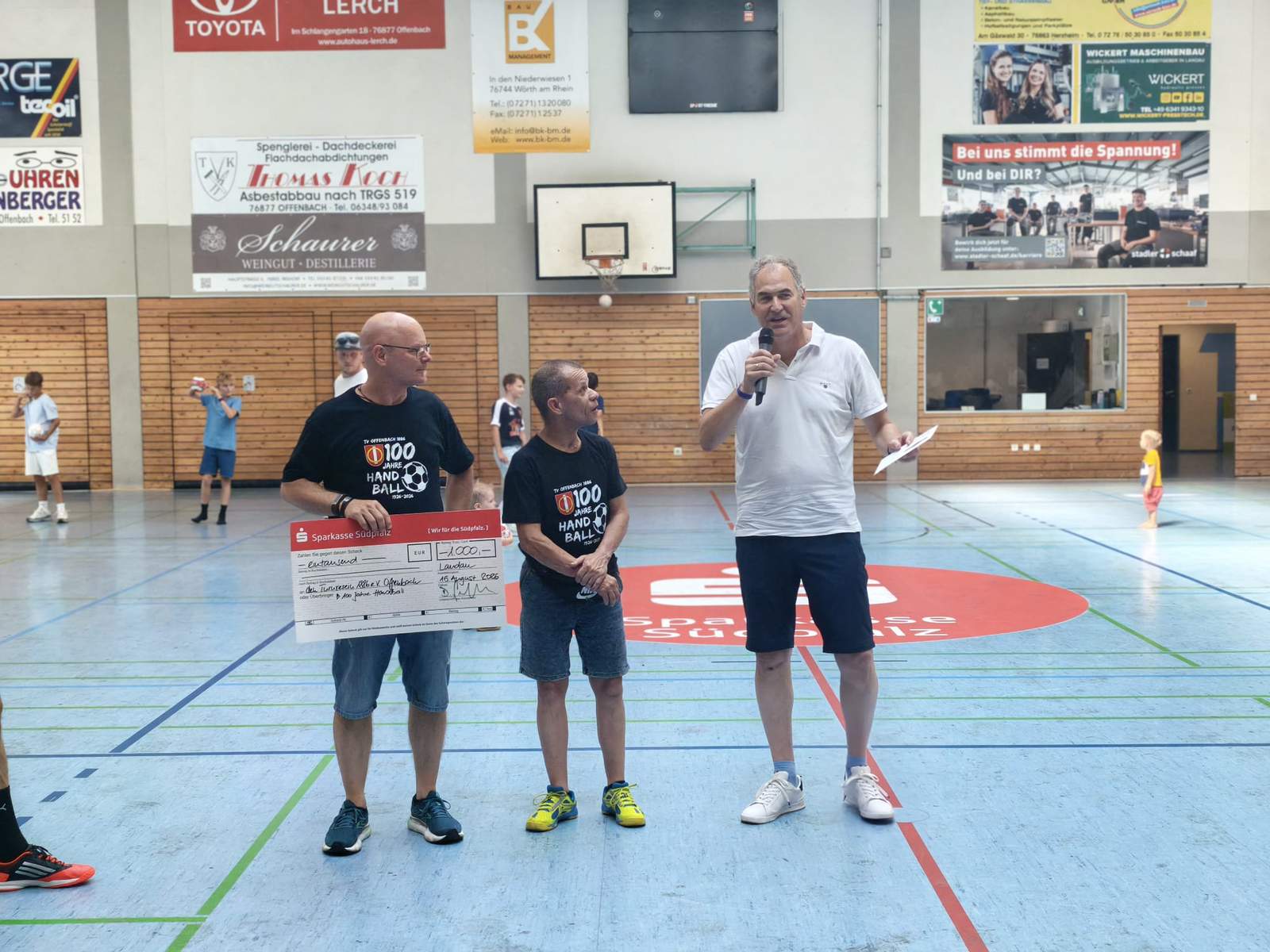 Spendenübergabe an die Abteilung Handball des TV Offenbach. Foto. Seefeldt.