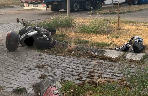 Zu schnell im Kreisel und gestürzt. Ein Motorradfahrer in Maikammer.