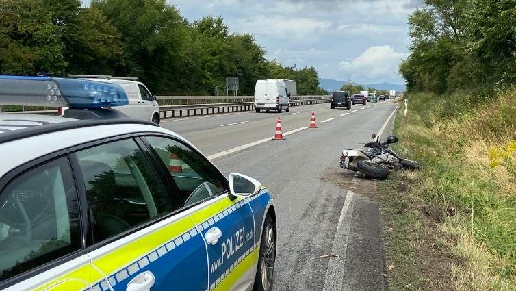 Eine junge Frau hat sich auf der A 65 bei LD mit ihrem Motorrade überschlagen. 