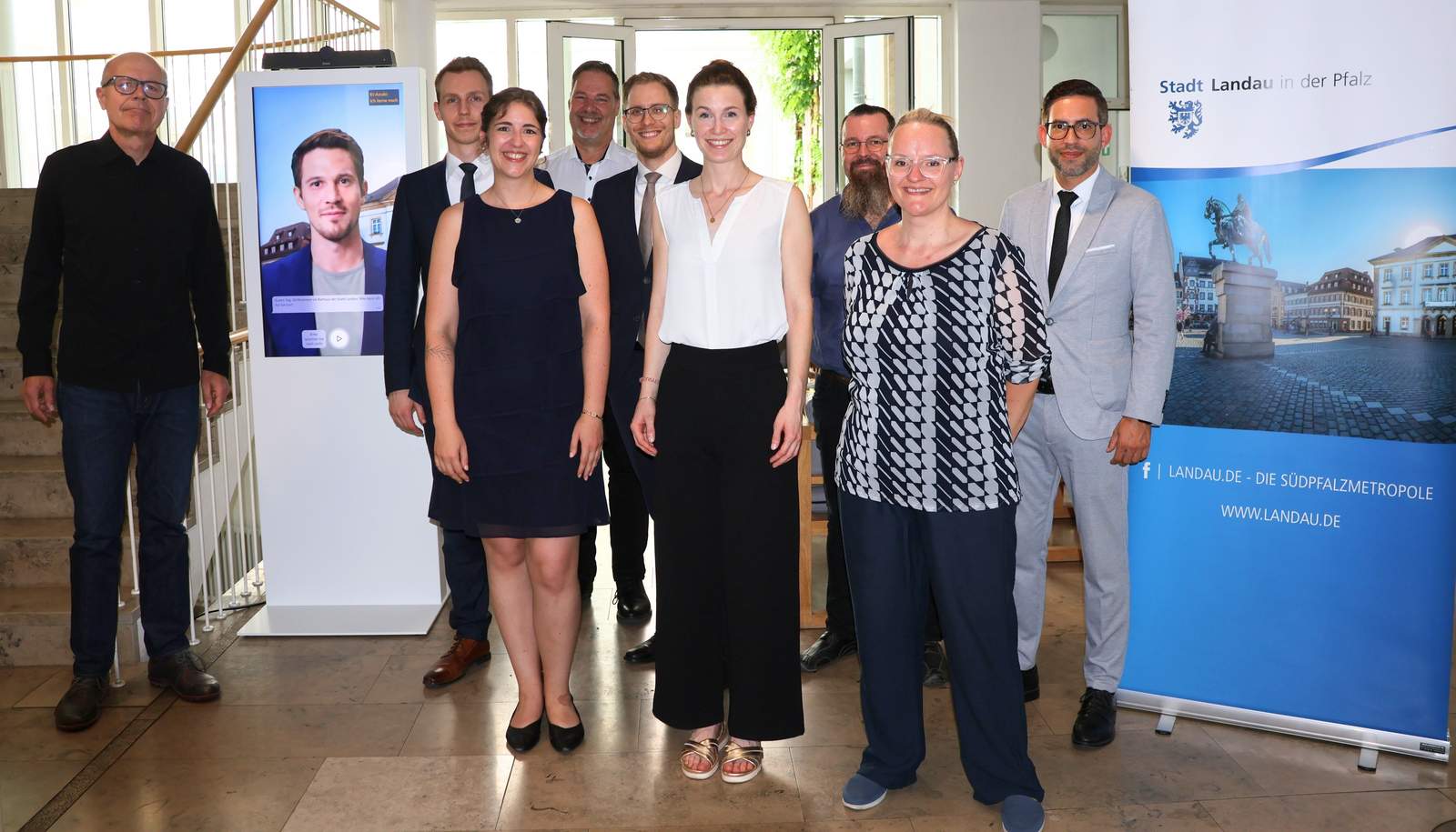 Das Franz-Projektteam, bestehend aus Mitarbeitenden der Stadtverwaltung Landau sowie der CUX GmbH aus LD, freut sich über den erfolgreichen Start von Franz. OD Dominik Geißler (links) gratuliert dem Team zu diesem Meilenstein. Foto. Stadt. LD. Frei. 