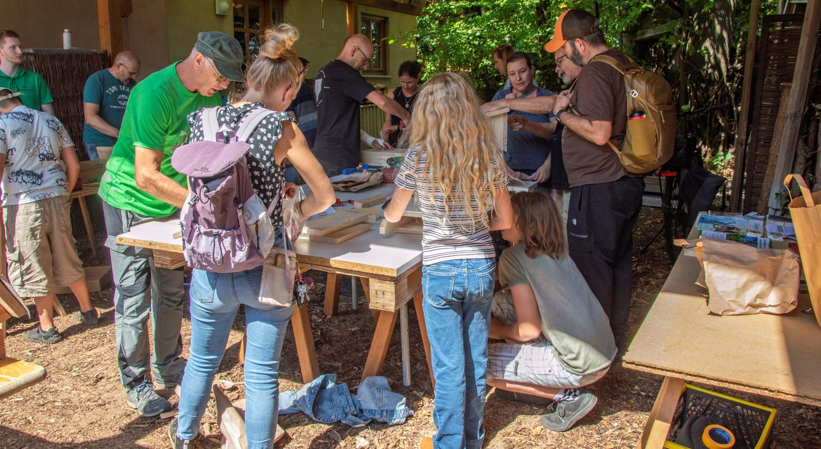 Naturschutz zum Mitmachen: Kinder und Erwachsene bauten gemeinsam Nisthilfen für Wildbienen, Fledermäuse und Vögel. Foto. Dominic Menzler