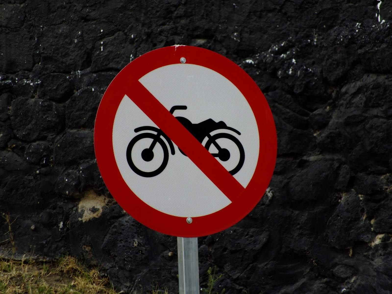 Kontrolle im Elmsteiner Tal, das an den WEs für Motorräder gesperrt ist. Es wurden einige Fahrer erwischt. 