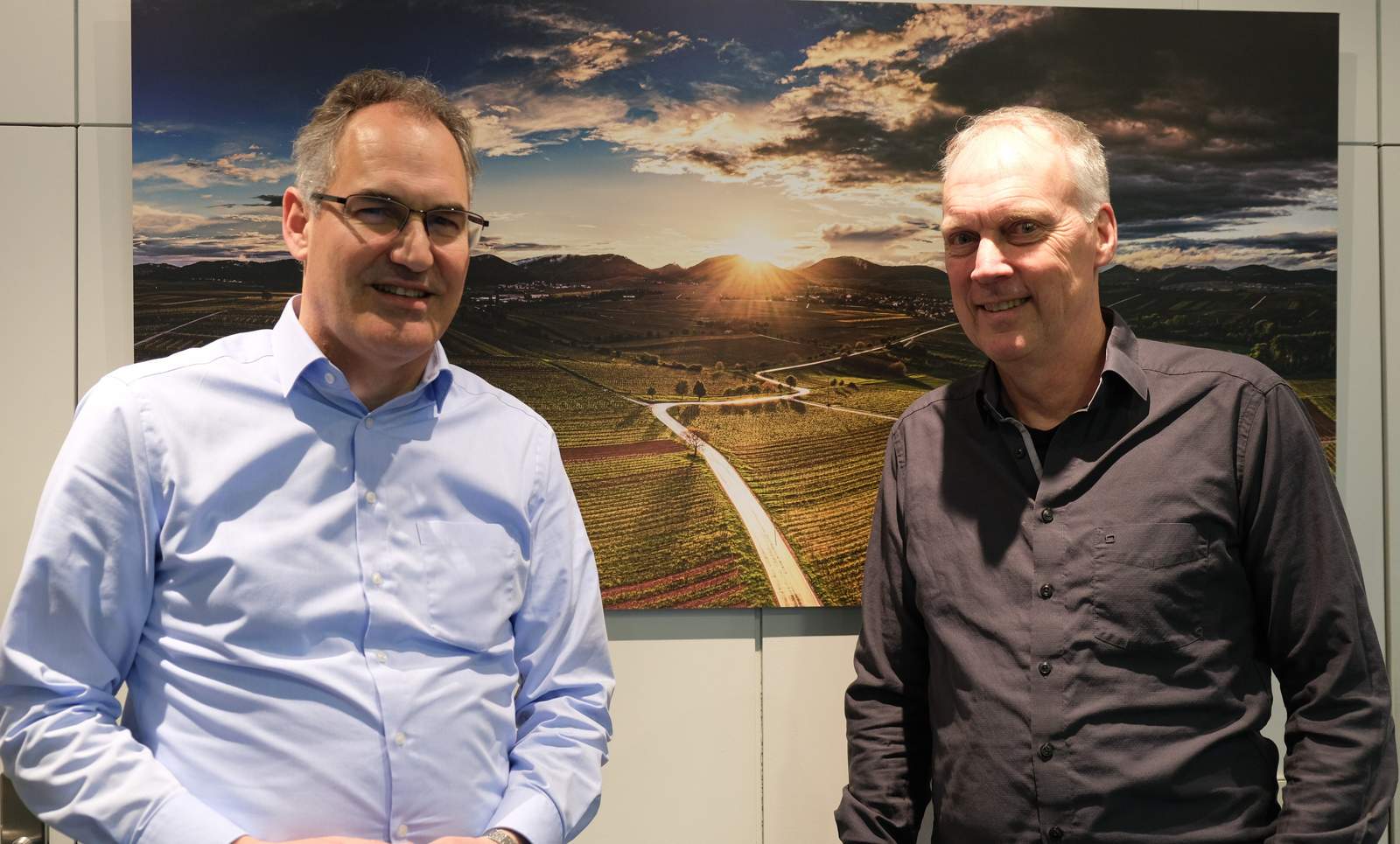Philipp Jähne, ehemaliger Leiter des Gymnasiums Edenkoben (rechts), kam zum Abschiedsgespräch zu Landrat Dietmar Seefeldt. Foto. KV. SÜW. Frei. 