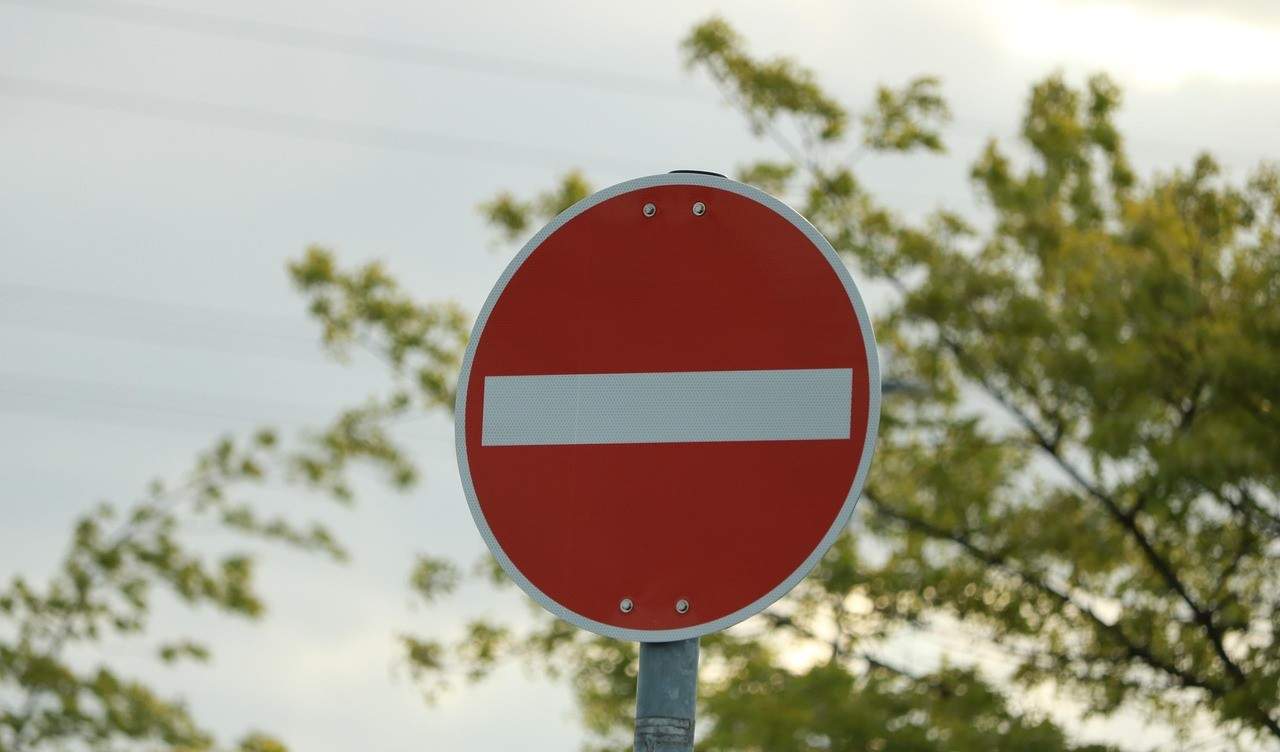 Die Polizei bleibt dran an der Kontrolle der neuen Einbahnstraßen-Regelung in der Luitpoldstraße in BZA unterhalb des Alfred-Grosser-Schulzentrums. 