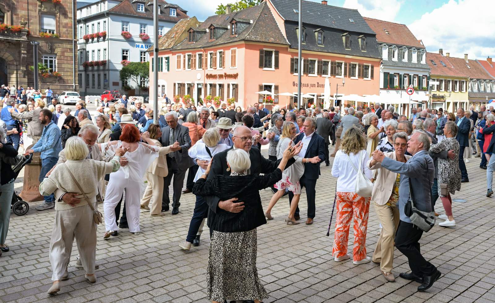 Traditioneller Walzer vor dem Dom. Foto. Klaus Landry. Pressefrei. 