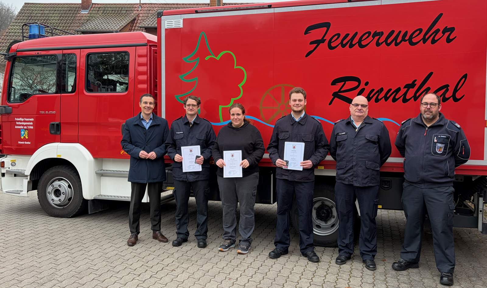 Bürgermeister Christian Burkhart (links), Wehrleiter Bernd Pietsch (rechts) und Wehrführer Bernd Knorr (2.v.r.) mit den beförderten Feuerwehrleuten. Foto. VG. Annweiler. Frei. 