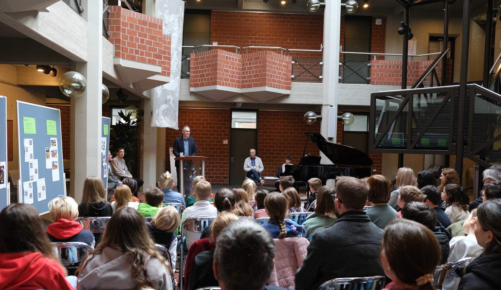 Bei der Verleihung des Umweltpreises für Kinder und Jugendliche war im Foyer der KV SÜW viel los. Foto. KV. SÜW. Frei.