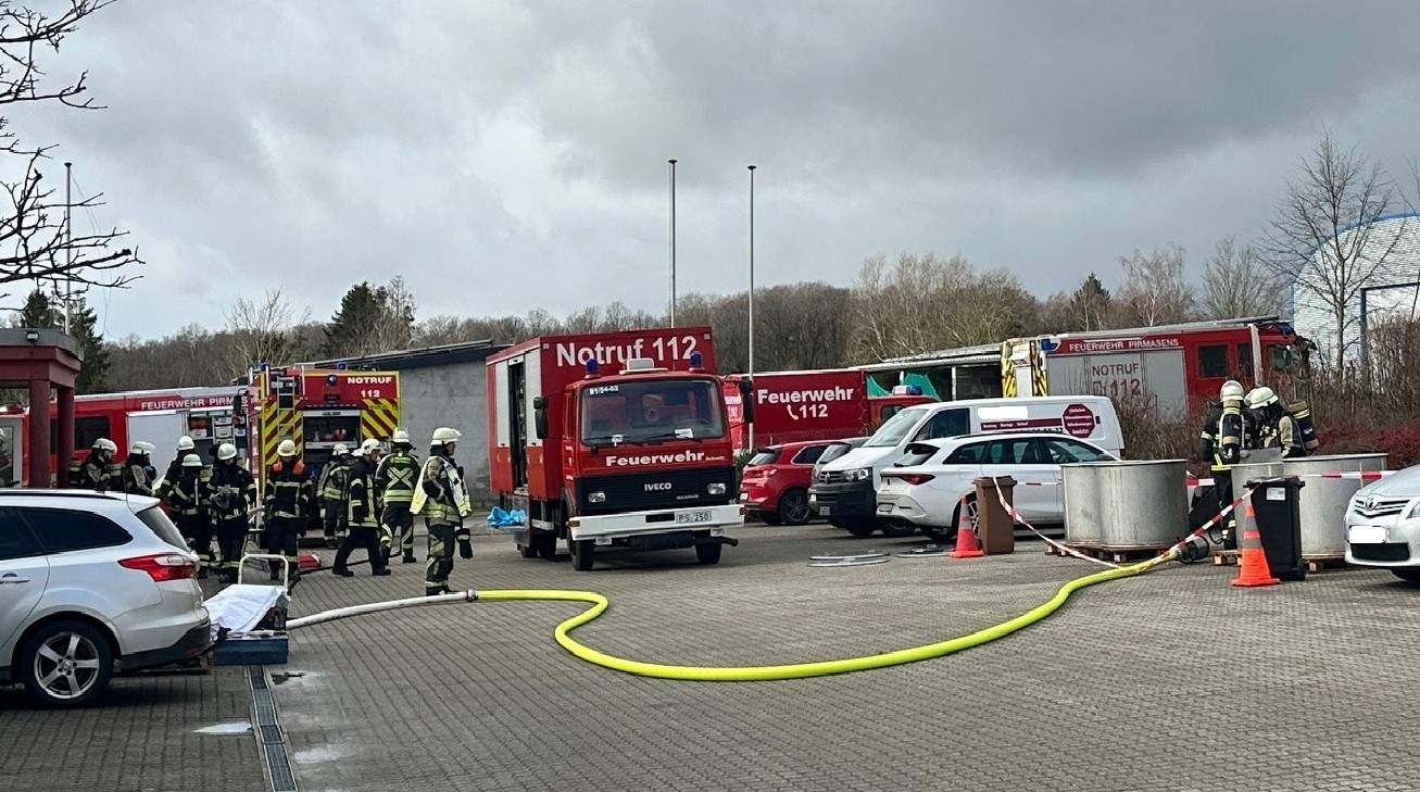 Ein Industriebrand im Gewerbegebiet Gersbach erforderte am Rosenmontagmorgen umfangreiche Löscharbeiten der Feuerwehr Pirmasens. Foto. Feuerwehr PS. Simon Tigges. Frei.