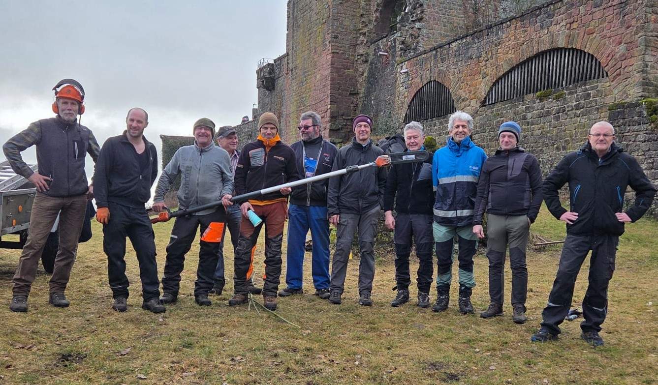 Die Helfer beim Arbeitseinsatz auf der Madenburg über Eschbach. Foto. Rupp. Pressefrei.
