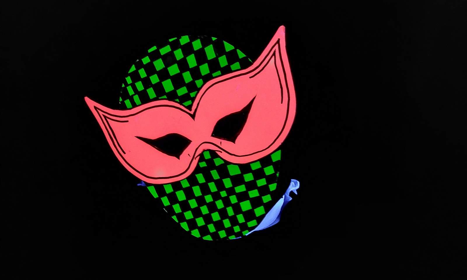 Masken von schwarz-weiß bis neonbunt basteln die Theilnehmer bei einem Workshop in NW. 