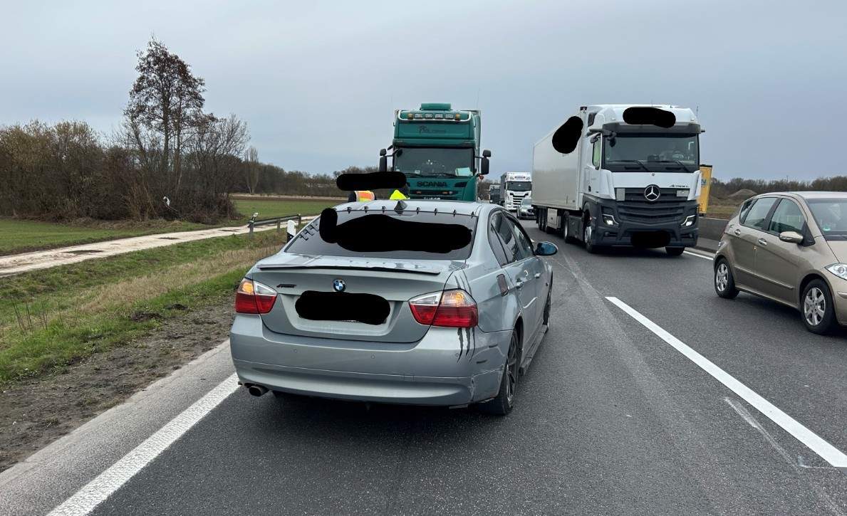 Ein Lkw auf der A 65 bei Rohrbach hat einen Pkw, der gerade im Toten Winkel war, nicht gesehen. Es kam zum Zusammenstoß. 