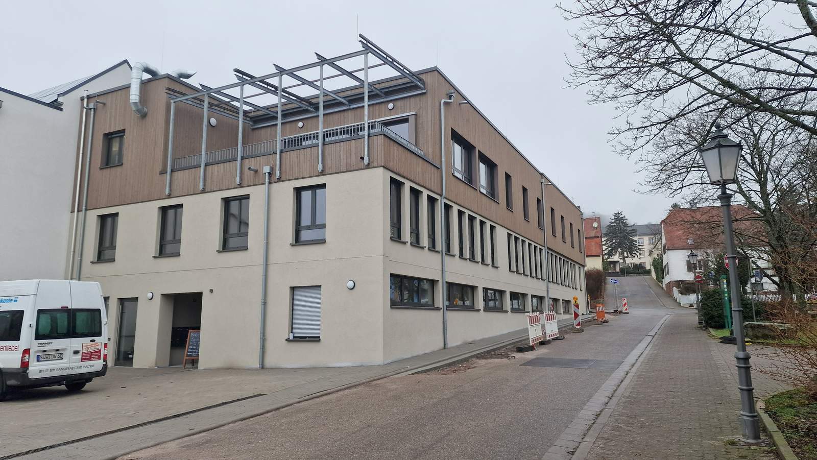 Die Lokale Arbeitsgruppe Pfälzer Wald hat sich in der alten Druckerei in BZA getroffen, um zukünftige Fördergelder zuzuteilen. Die Druckerei, die vom protestantischen Dekanat BZA zu einem Zentrum für Miteinander und Nachhaltigkeit (ZMN) umgebaut wurde, hat auch von der LAG eine Förderung erhalten. Unter anderem hier anzutreffen sind ein Sozialkaufhaus, Obdachlosen-Unterkünfte, Büros für Kirchenmitarbeiter und im OG das Restaurant Leporello.