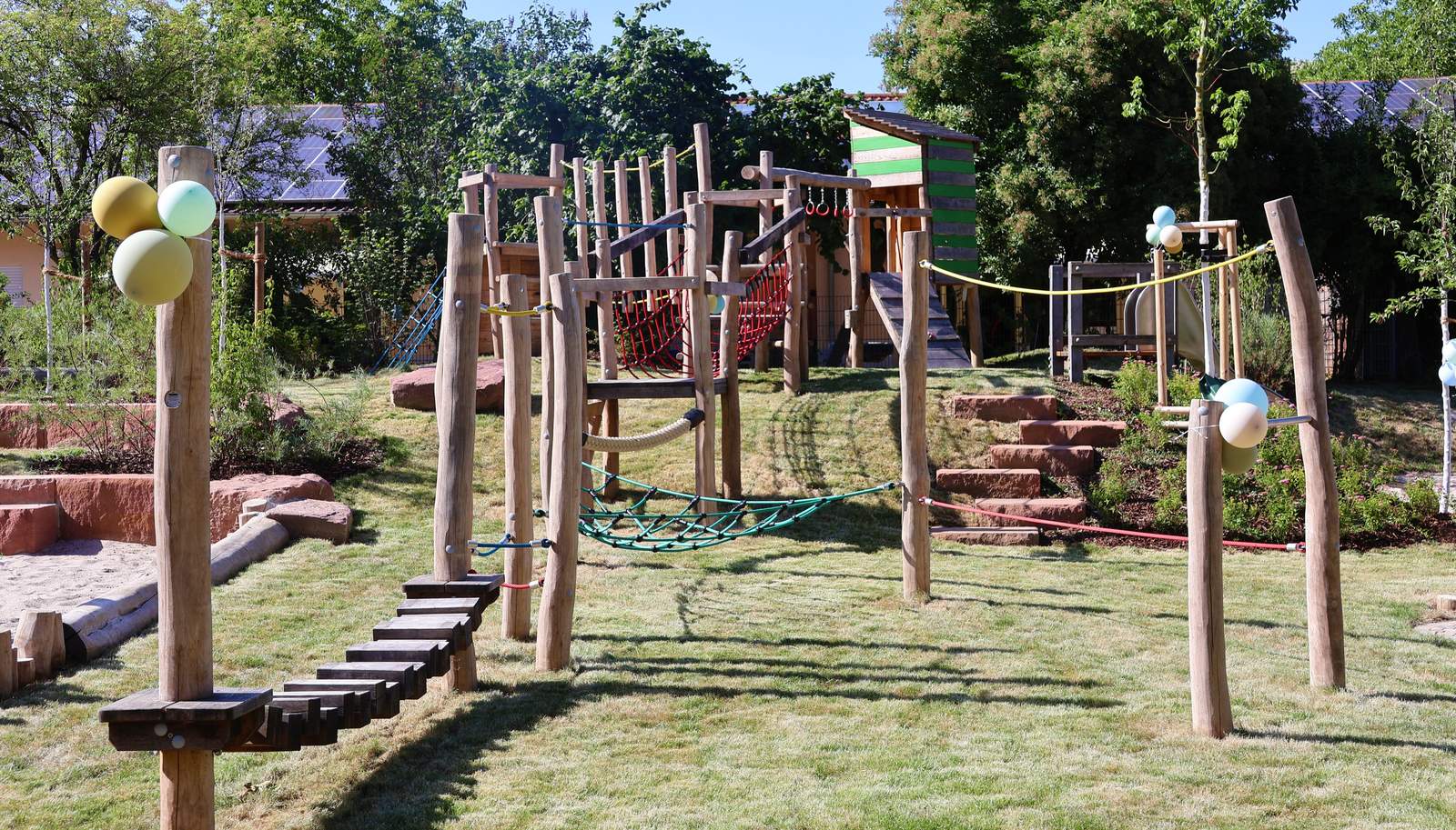 Das neue Klettergerüst auf dem Mörzheimer Spielplatz bietet zahlreiche Möglichkeiten zum Spielen und Erkunden. Foto. Stadt. LD. Frei. 