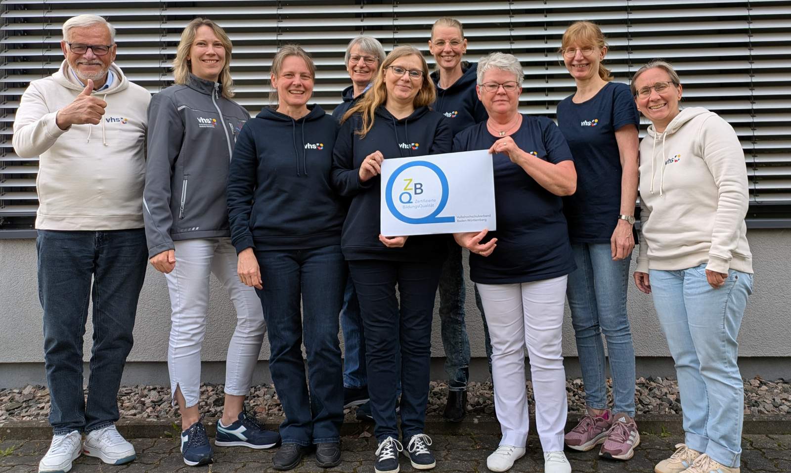Das stolze Team der kvhs vorm Dienstgebäude 4 der Kreisverwaltung SÜW, Albert-Einstein-Straße 29 in LD, mit ZBQ-Siegel. Foto. KV. SÜW. Frei. 
