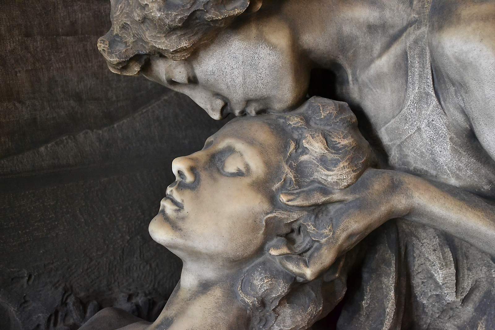 Auf den Friedhöfen von Lingenfeld, Westheim und Rülzheim wurden Bronze-Figuren von Gräbern gestohlen. 
