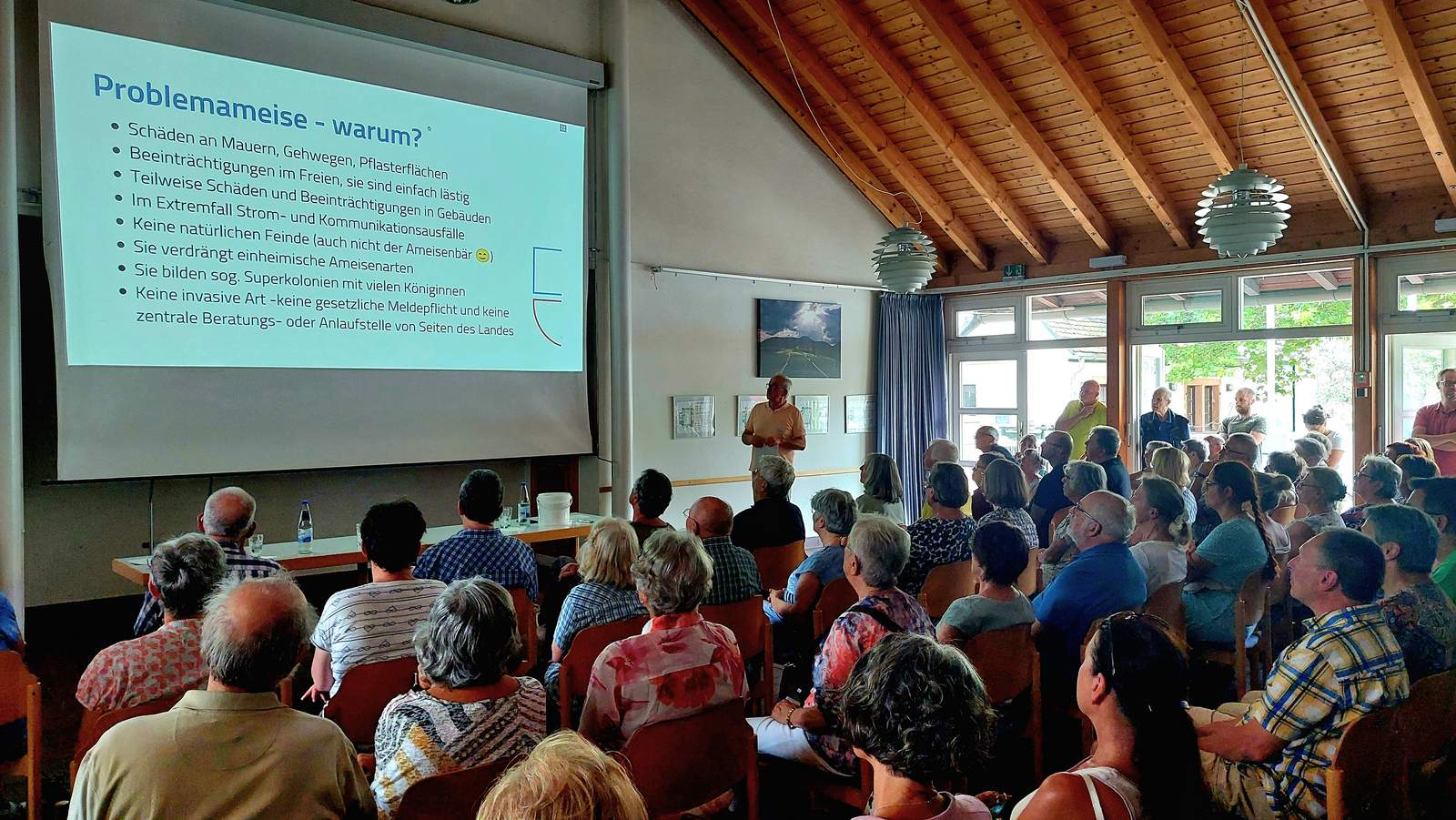 Über 120 Personen kamen zum Info-Abend, was den gegen die eingewanderte Stinke-Ameise zur Bekämpfung unternommen werden kann. Foto. Ortsgemeinde Rhodt. Frei. 