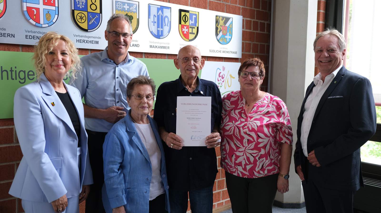 Bei der Feierstunde im Kreishaus von links nach rechts: Annweilers Stadtbürgermeisterin Carmen Winter, Landrat Dietmar Seefeldt, Hannelore Bastian, Horst Bastian, Petra Herbert (Gast) und Werner Kempf, Erster Beigeordneter der VG Annweiler. Foto. KV. SÜW. Frei. 