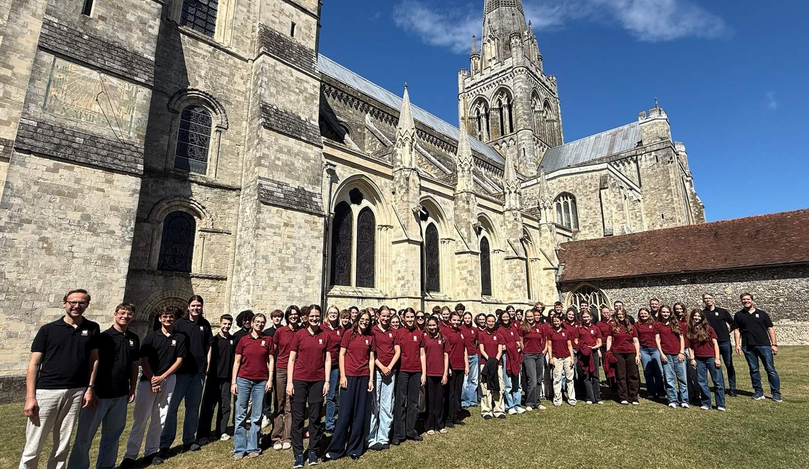 Der Kathedral-Jugend-Chor vor der Chichester Cathedral. Foto. is. Pressefrei. 