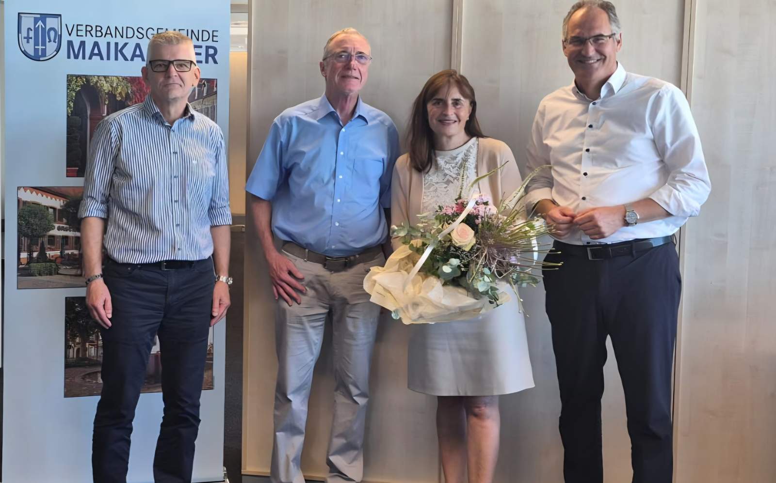 Bürgermeisterin Gabriele Flach (mit Blumen) im Kreis ihrer Gratulanten: Büroleiter Andreas Reuter, Erster Beigeordneter Dr. Reinhold Stadler und Landrat Dietmar Seefeldt (von links nach rechts). Foto. VG Maikammer. Frei.