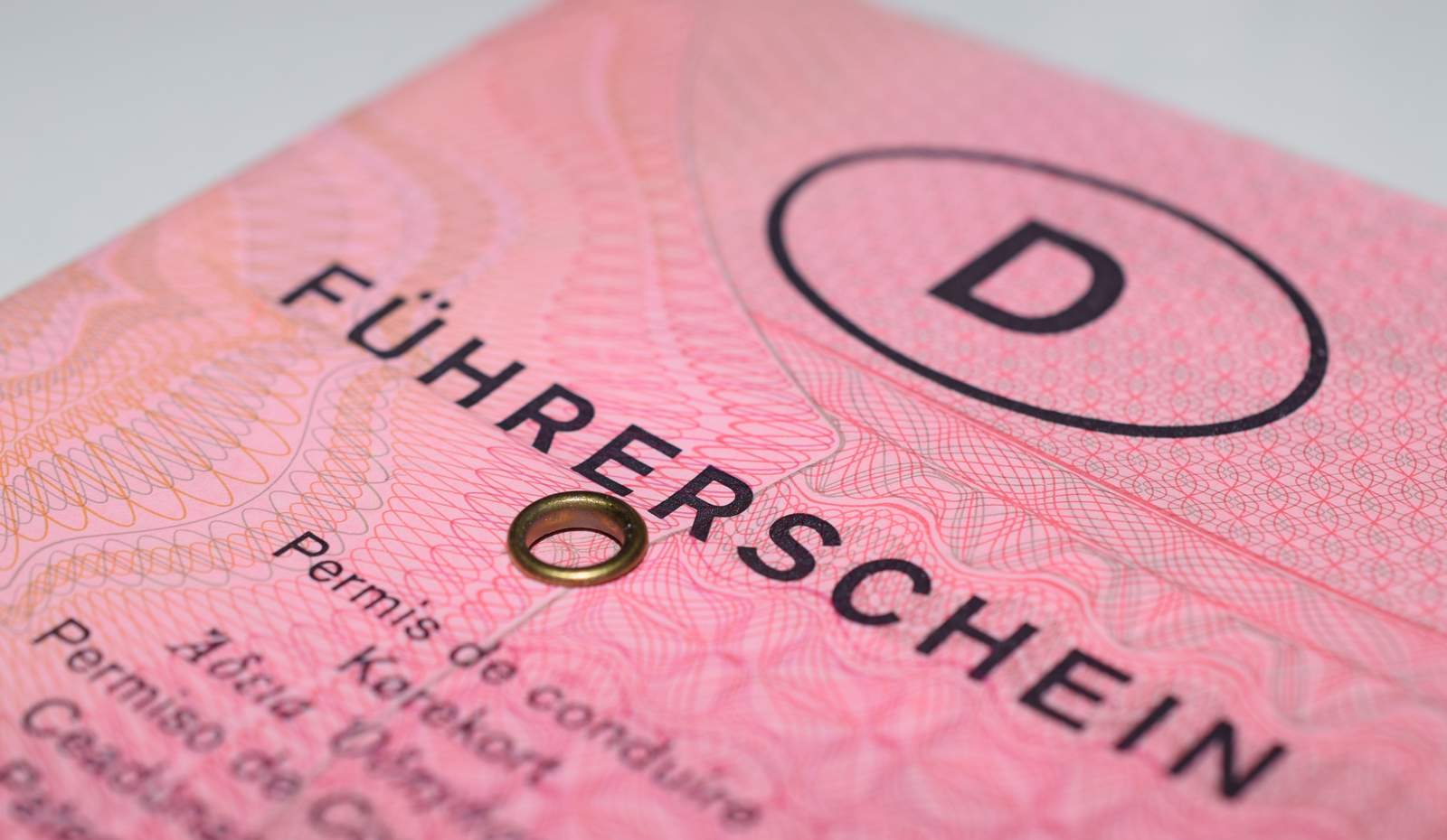 Erwischt. Autofahrer mit entzogenem Führerschein auf frischer Fahrt erwischt. 