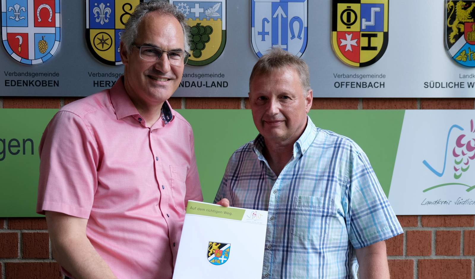 Ralf Stolz (rechts) wurde von Landrat Dietmar Seefeldt in den Ruhestand verabschiedet. Foto. KV. SÜW. Frei. 
