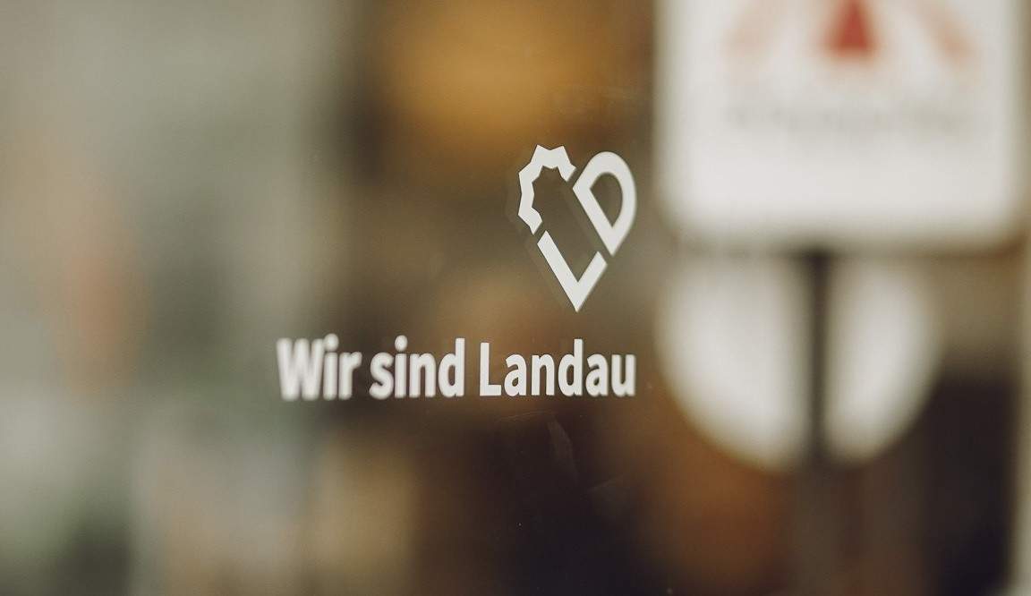 Viele Unternehmen tragen das neue Visit-LD-Logo bereits an ihren Schaufenstern und Eingangstüren. Foto. www.powpau.de Frei. 