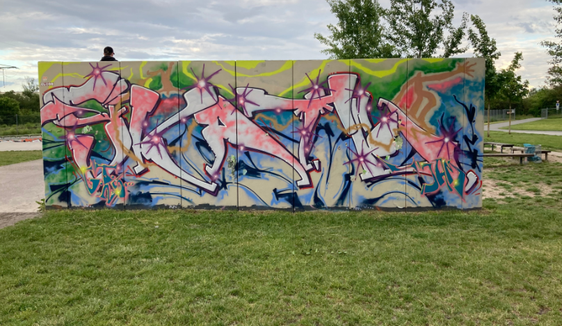 Alle freigegebenen Graffiti-Flächen, wie hier die Rückwand der Halfpipe im Spiel und Sportcampus „Am Ebenberg“, sind im GeoPortal unter https://maps.landau.de/graffiti zu finden. Foto. Stadt. LD. Frei. 