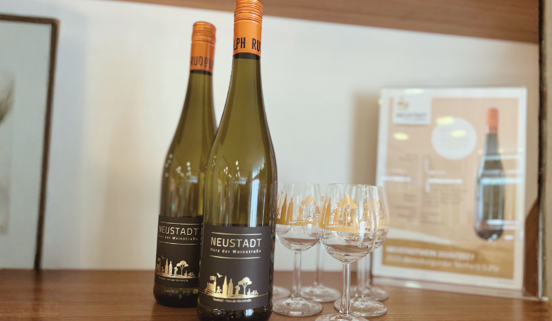 Erhältlich ist der NW-Wein zum Preis von 7,70 Euro die Flasche in der Tourist-Info in NW. Oder im Online-Shop unter www.shop.neustadt.eu 