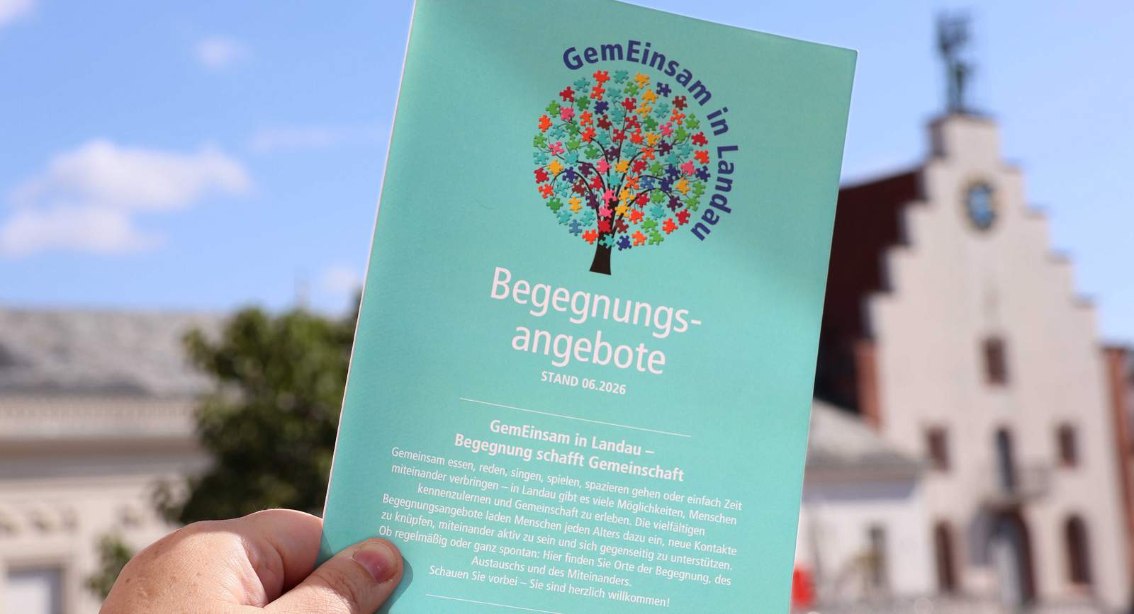 Ein neuer Flyer gibt eine Übersicht über Begegnungsangebote in LD. Foto. Stadt. LD. Frei.