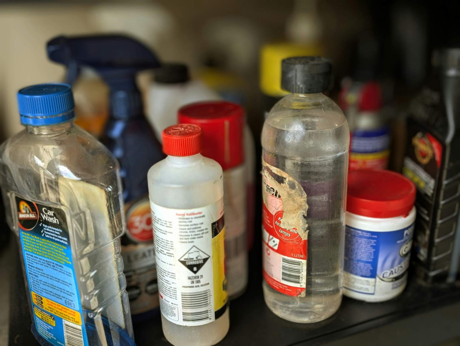 Auch Lösungsmittel, Reinigungsmittel, Pflanzenschutzmittel und Giftstoffe in haushaltsüblichen Mengen können kostenlos abgegeben werden. Symbolfoto. Daniel Campbell. Unsplash. Frei. 