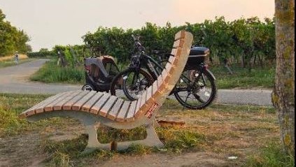 Gestohlen. Eine Liegebank aus den Weinbergen bei Maikammer. 
