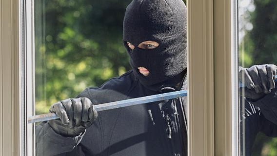 Durch das Aufhebeln eines Fensters sind Einbrecher in ein Dental-Labor in LD eingedrungen. 