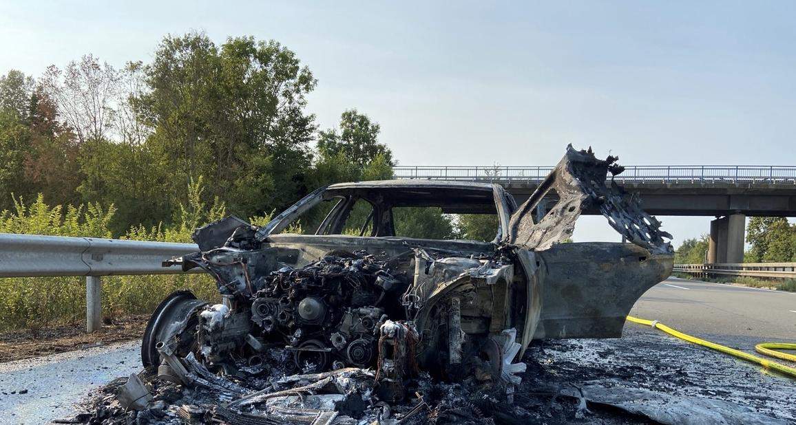 Dieser Mercedes ist am gestrigen Samstagnachmittag auf der A 61 bei Schifferstadt ausgebrannt. Der Fahrer kam noch unversehrt aus dem Wagen. 