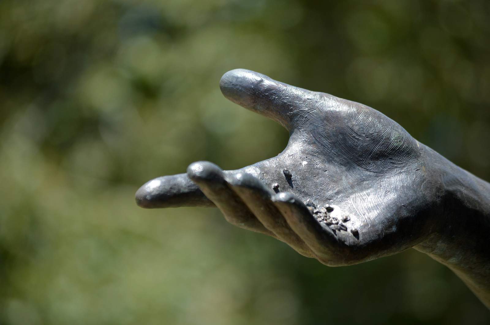 In Winden wurde eine Bronze-Statue von einem Grab gestohlen. 