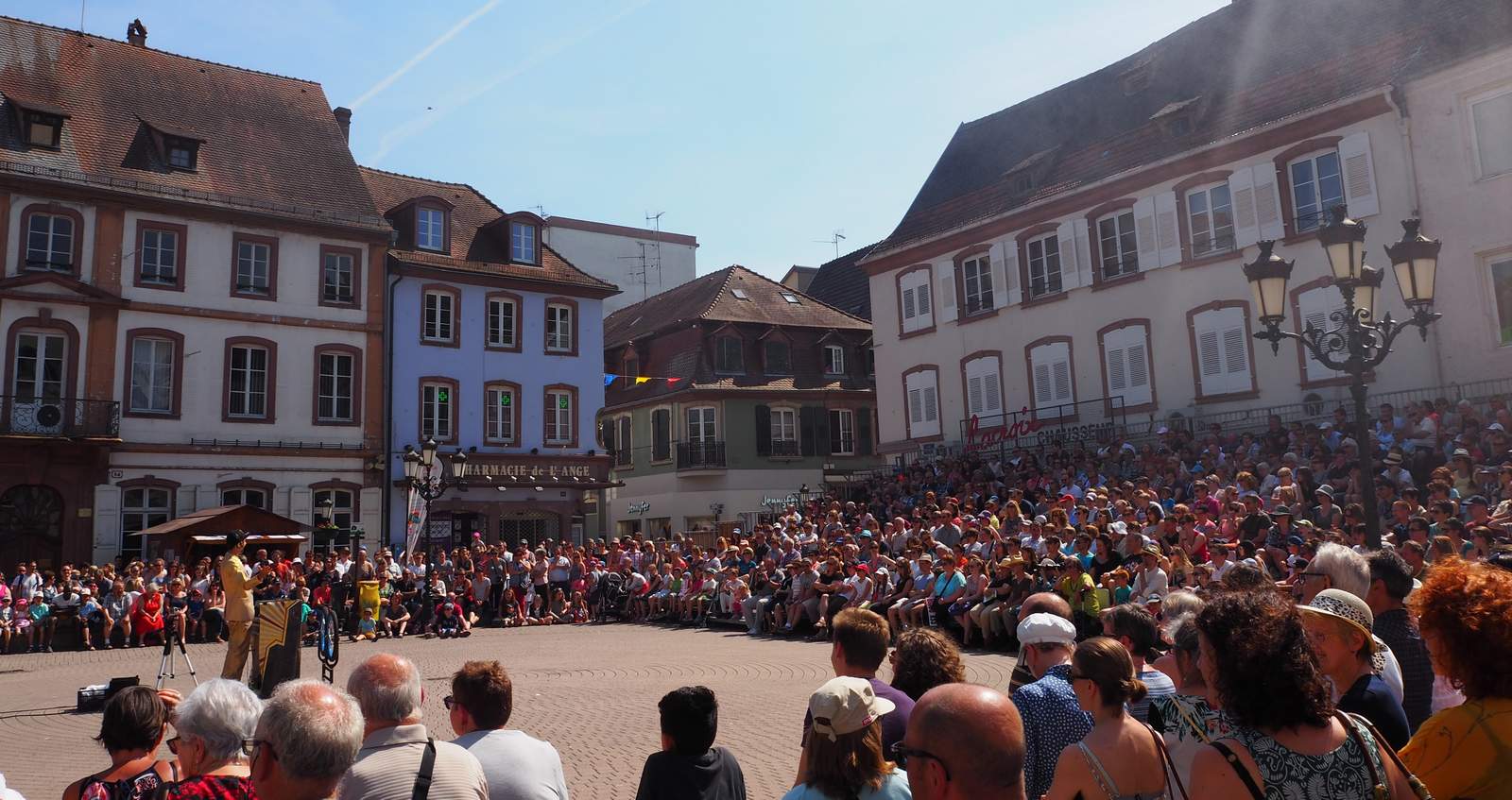 Das Festival du Houblon im elsässischen Hagenau zählt zu den größten Festivals im Osten Frankreichs und vereint internationale Musik, Tanz sowie Rhythmen aus aller Welt. Foto. Stadt. LD. Frei. 