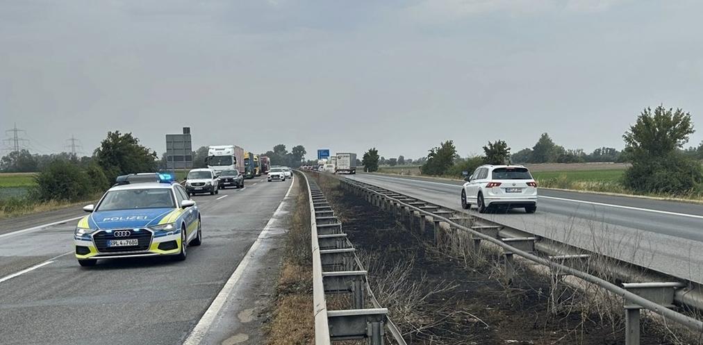 Bei Dannstadt stand am gestrigen Donnerstagnachmittag plötzlich der Mittel-Leitplanken-Streifen in Brand. 