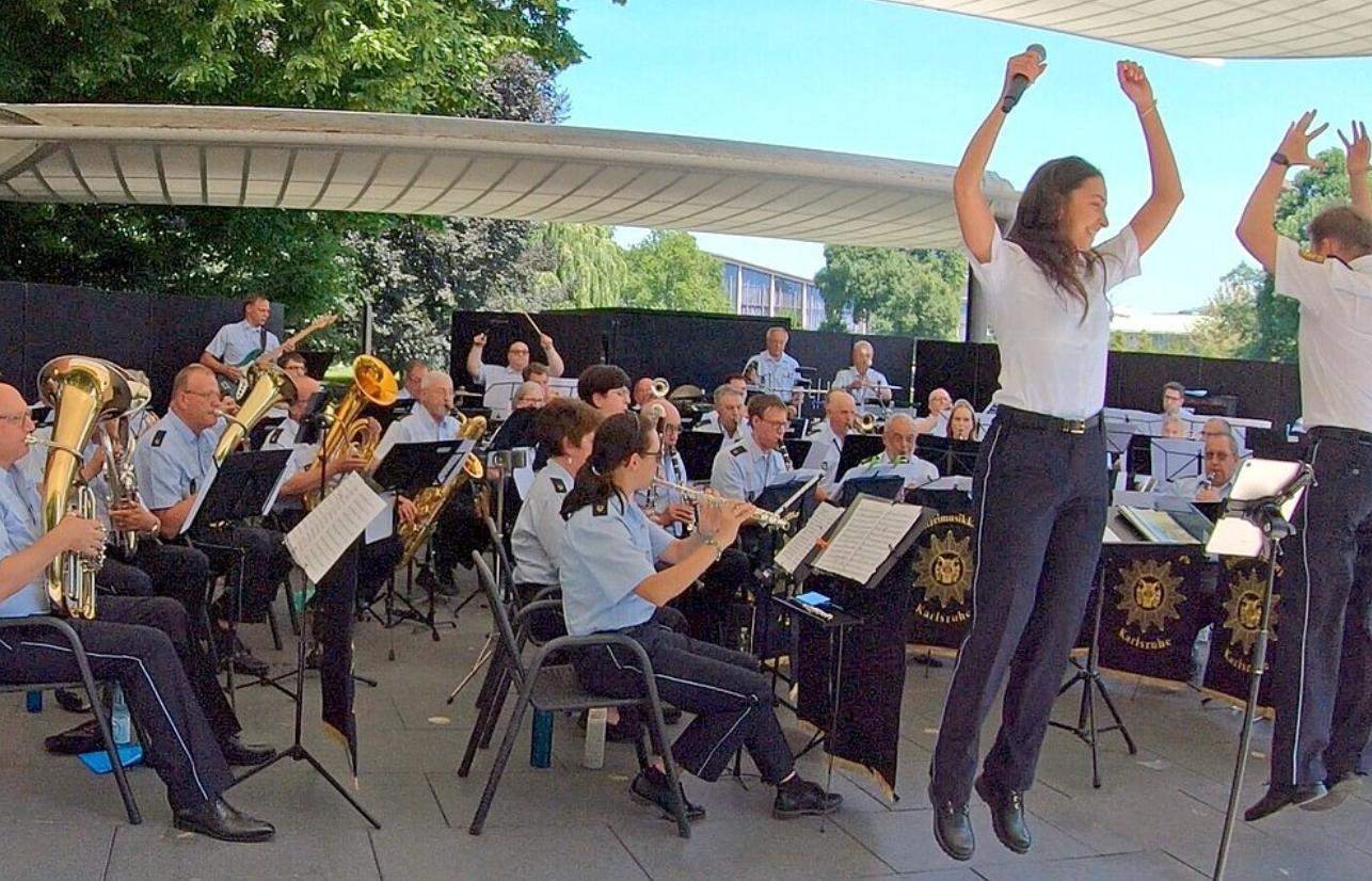 Das Polizei-Orchester KA, das größte in ganz Deutschland, spielt auf der Seebühne am Zoo in KA. 