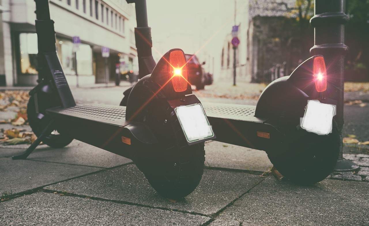 E-Scooter-Fahrer mit Problemen bei Kontrollen in LD. 