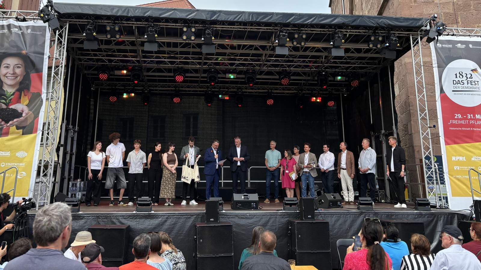 Schüler NWer Gymnasien wurden mit dem MINT- und Demokratie-Preis ausgezeichnet.