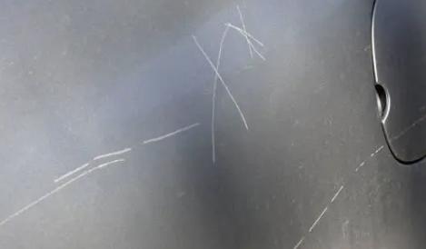 In LD wurde ein Pkw in der Lazarett-Straße zerkratzt. 