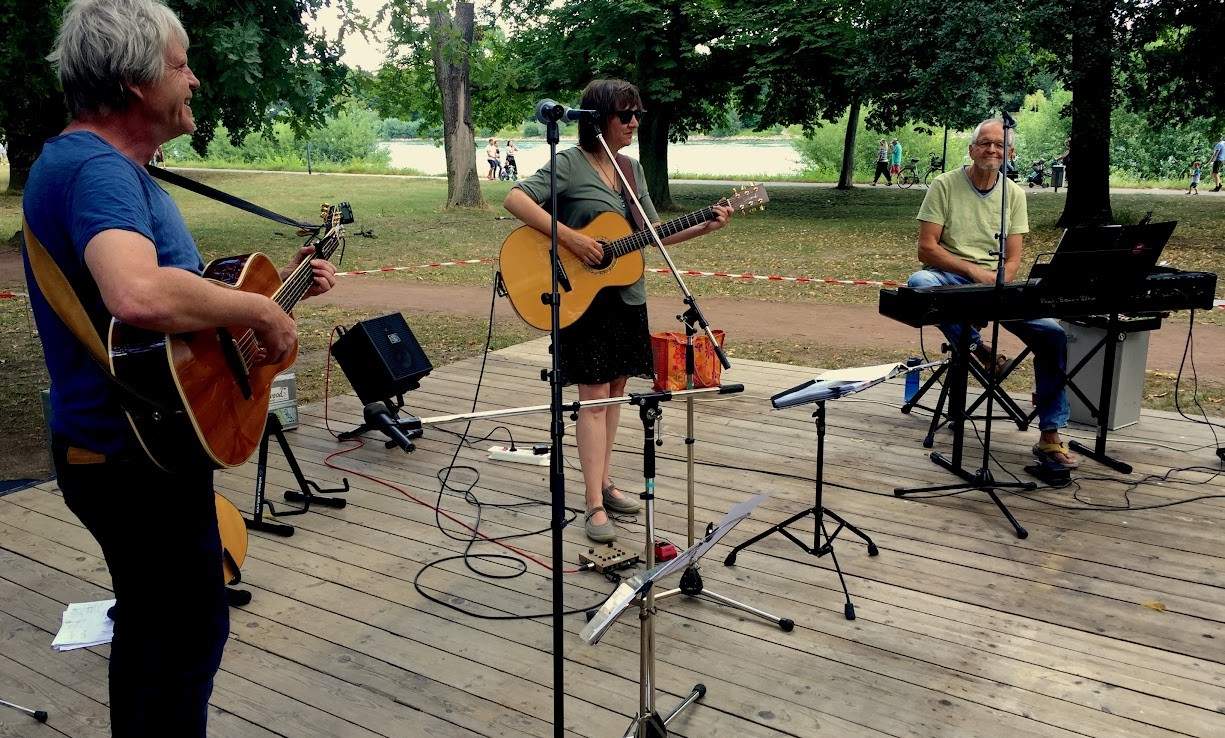 Das Trio Reinig, Braun & Böhm sorgt beim zweiten Sonntagskonzert am morgigen Sonntag, 11 Uhr, im Goethe-Park für den musikalischen Part. Foto. Peter Braun. Pressfrei. 