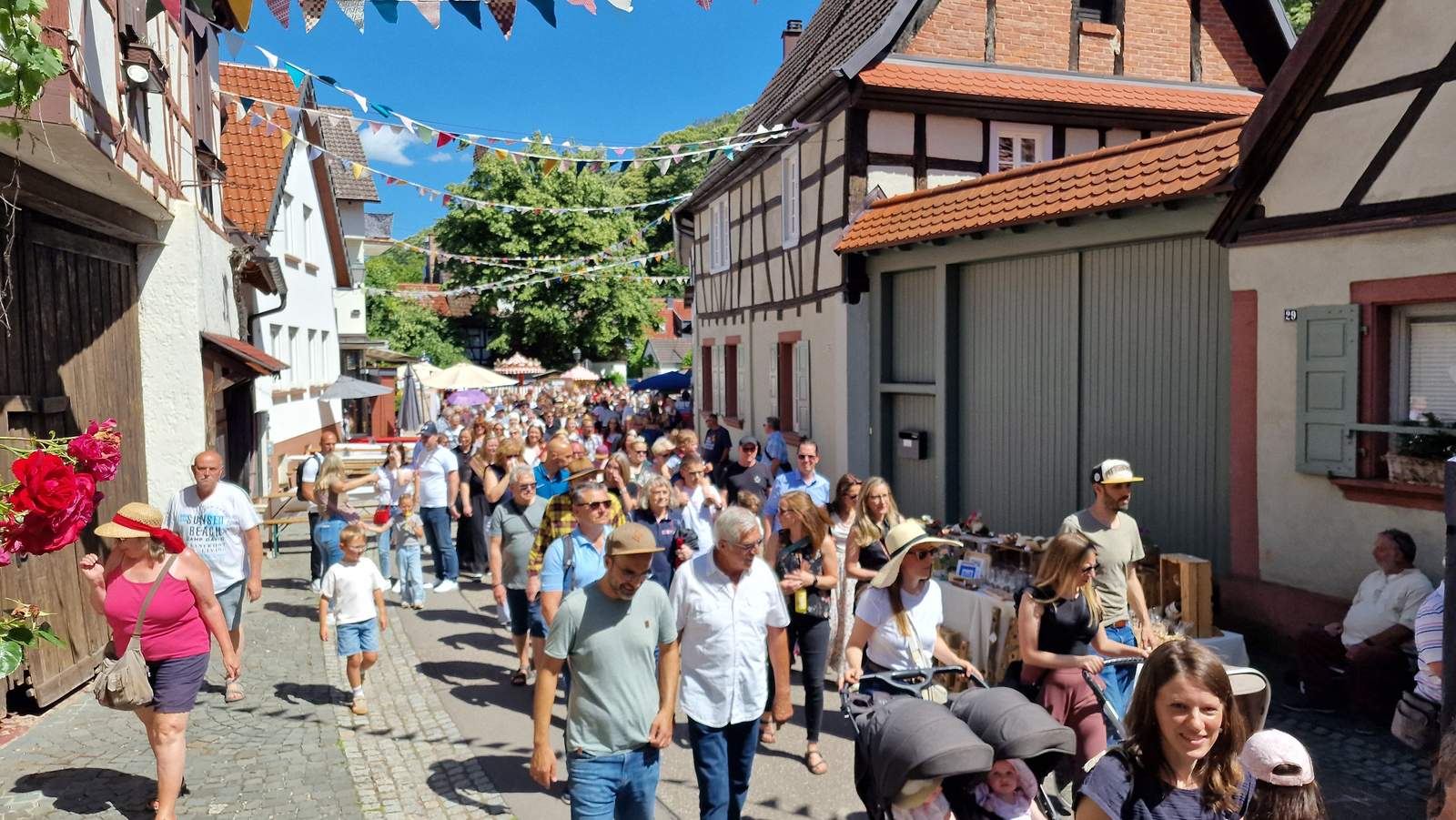 Ein Tross aus Hunderten Besuchern folgte dem Stationen-Theater am heutigen Samstag in Dörrenbach vom Ortseingang bis hoch zur Wehrkirche. Foto. rw. 