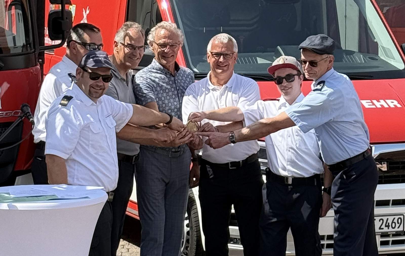 Schlüsselübergabe für den Gerätewagen „Technik“. Jens Thiele, Brand- und Katastrophenschutzinspekteur der SÜW, Wehrleiter der VG Herxheim Jürgen Fink, Landrat Dietmar Seefeldt, die Bürgermeister Axel Wassyl (VG Offenbach) und Christian Sommer (VG Herxheim), Gerätewart Ari Gadinger und der stellv. Wehrleiter der VG Offenbach Joachim Wagner freuen sich über die gelungene Kooperation. Foto. Feuerwehr Herxheim. Frei.