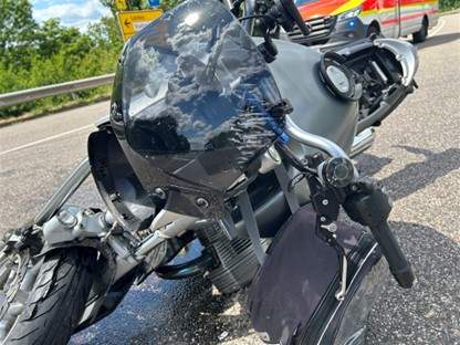 Ein Motorradfahrer bei Godramstein wurde am gestrigen Dienstag von einem Pkw-Fahrer beim Einfahren in die B 10 übersehen und angefahren. 