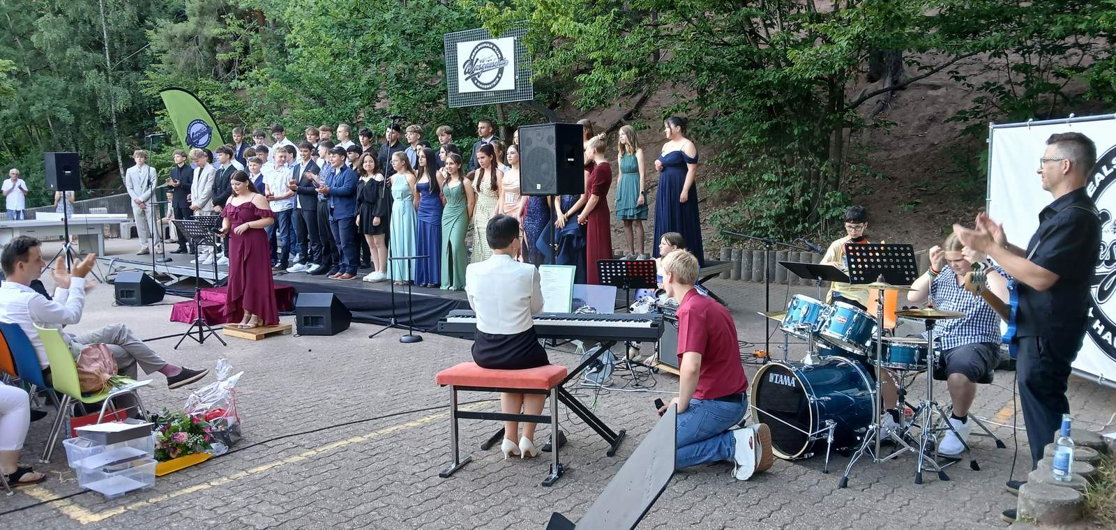 Eine der musikalischen Einlagen bei der Abschlussfeier der Wasgauschule Hauenstein. Foto. W. G. Stähle.