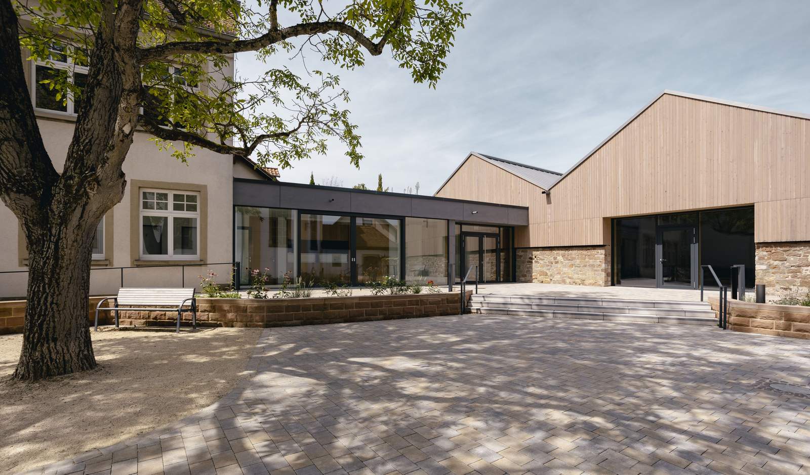 Das Dorfgemeinschaftshaus im LDer Stadtdorf Mörzheim ist eines von zwei kommunalen Projekten, die in diesem Jahr beim Tag der Architektur mit dabei sind. Foto. J. Sinnwell. Pressefrei.